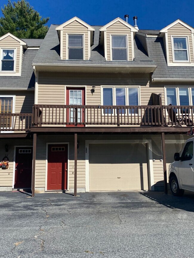 Spacious Two Bedroom in Burriville! - Spacious Two Bedroom in Burriville! House