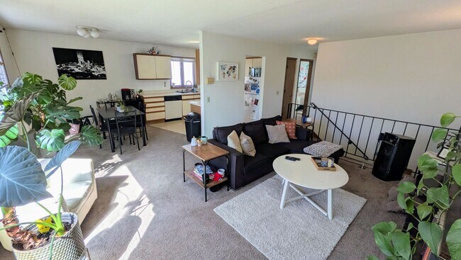 Photo - Spacious 3-Bedroom -- Available July 1st! Unidad 815