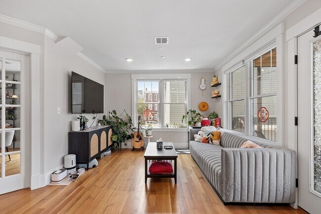Building Photo - 35 Berkshire St Unit 2 Rental