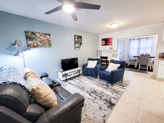 Building Photo - 735 SE 4th Ave Unit ID1359108P