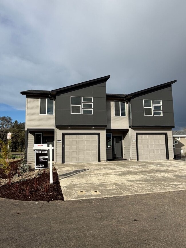 Building Photo - 302 Seven Oaks Ln