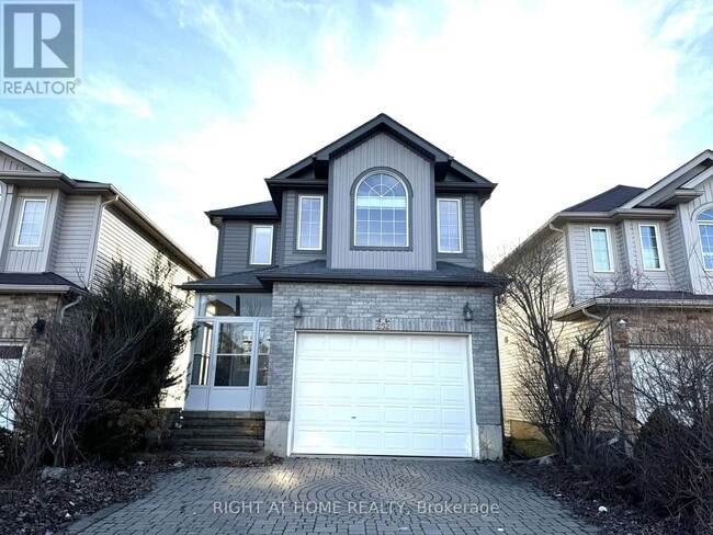 Photo - 252 Lemon Grass Crescent