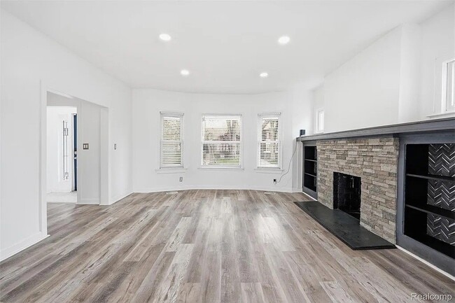 Photo - 725 Lakewood St