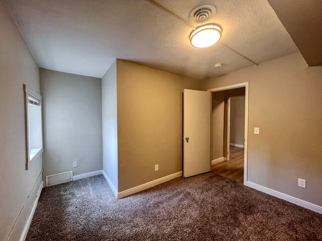 Photo - 905 E 16th St Unit 905 1/2 16th St. D