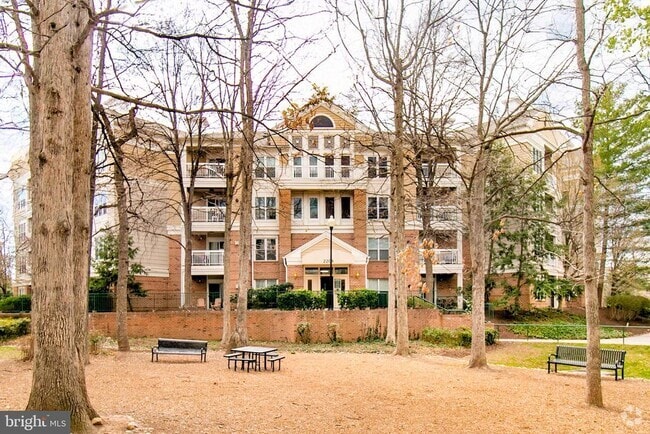 Building Photo - 2204 Westcourt Ln Unit 306 Rental