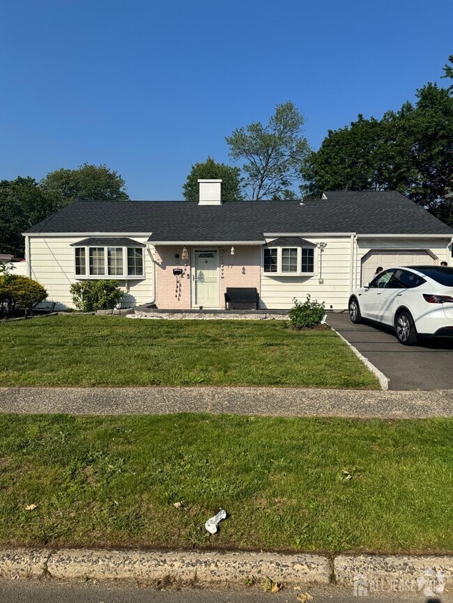 Building Photo - 17 Raleigh Rd Rental
