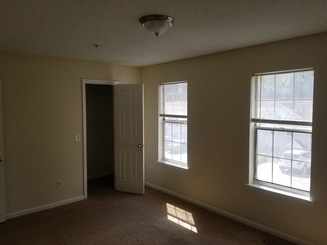 Photo - 1065 Thornwoode Ln