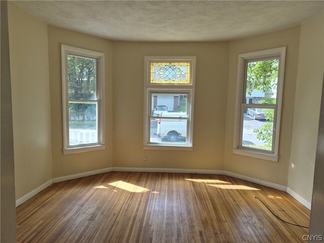 Photo - 406 Laforte Ave