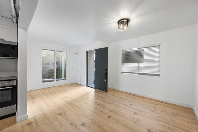 Photo - 1303 N Beverly Glen Blvd Unidad 1303