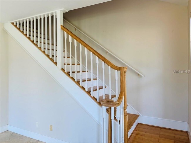 Photo - 832 Bay St NE