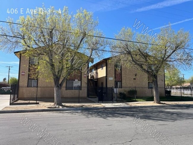 EAST PALMDALE 2BD/ 1 BATH 2ND FLOOR APT - EAST PALMDALE 2BD/ 1 BATH 2ND FLOOR APT Unit 4