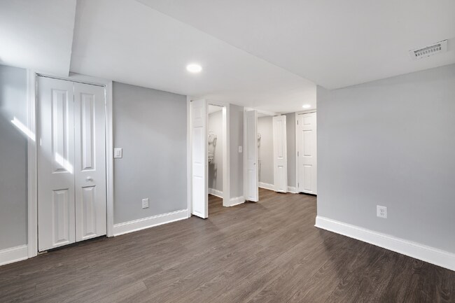 Photo - Affordable New Renovated Shared 2br Walkable to Metro
