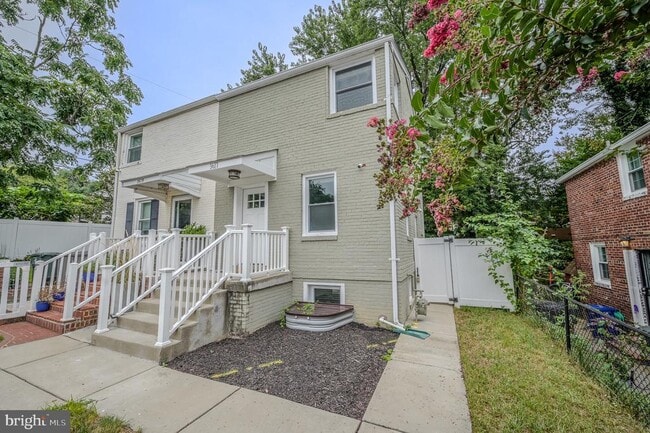 Building Photo - 3617 S Four Mile Run Dr Rental