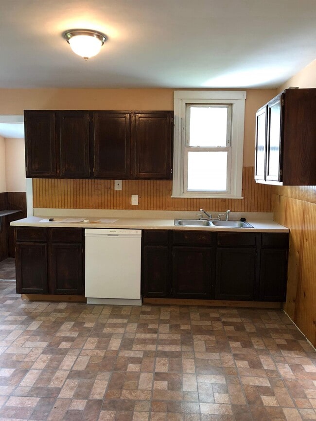 Photo - 47 E James St