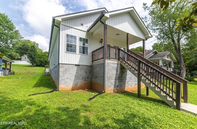 Photo - 619 Midlake Dr NE