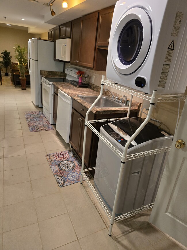 Kitchen - 1921 Spruce Dr NW Unit C