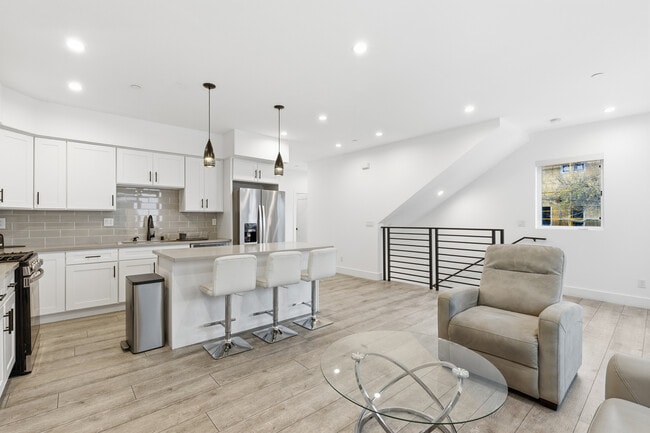Photo - 13822 Oxnard St Unit 13822 Oxnard St