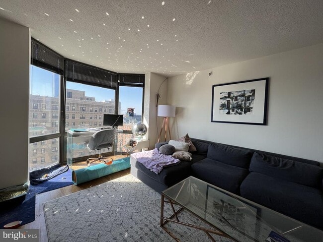 Building Photo - 2020 Walnut St Unit 18K