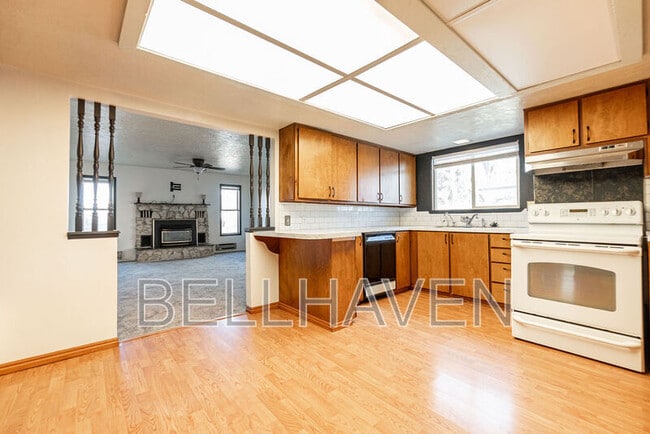 Photo - 213 W 37th St