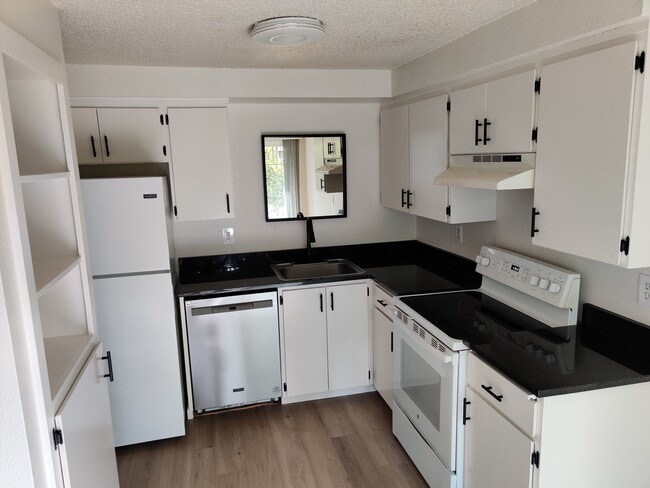 Photo - 8206 Locust Ave E