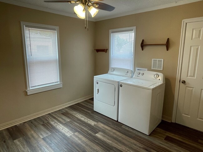 Photo - 2404 31st St