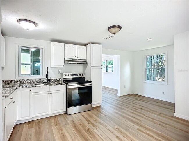 Photo - 317 Jessica St S