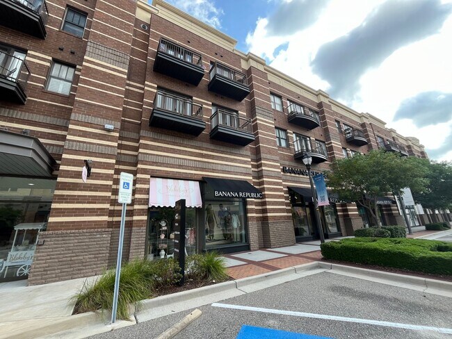 Photo - Modern condo in the center of shopping , restaurants and entertainment venues. Unidad M6831-323