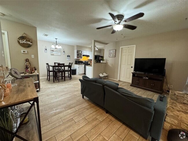 Building Photo - 401 Cypress Ln Rental
