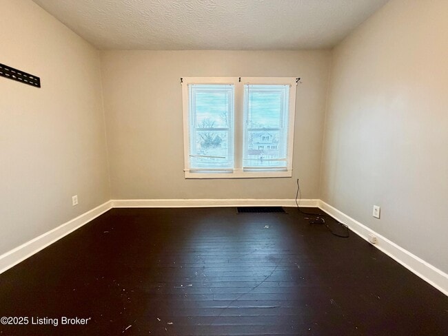 Photo - 121 E 14th St Unidad 2