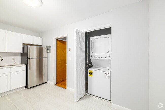 1BR, 1BA - 750SF - Dining/In-Unit Laundry