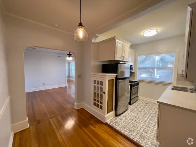 Building Photo - 418 E 6th St Rental