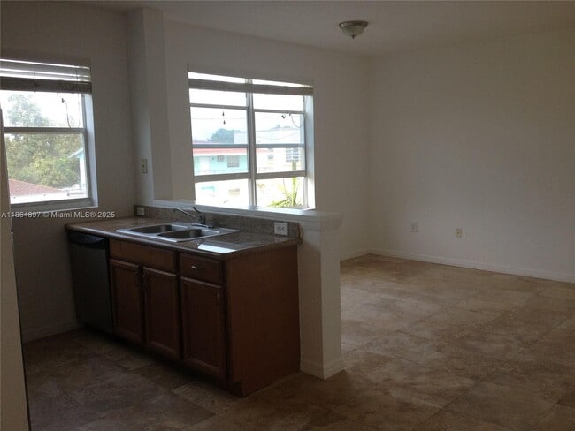 Photo - 953 SW 10th St Unidad 3
