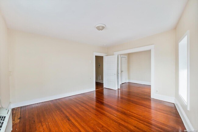 Photo - 401 Plandome Rd