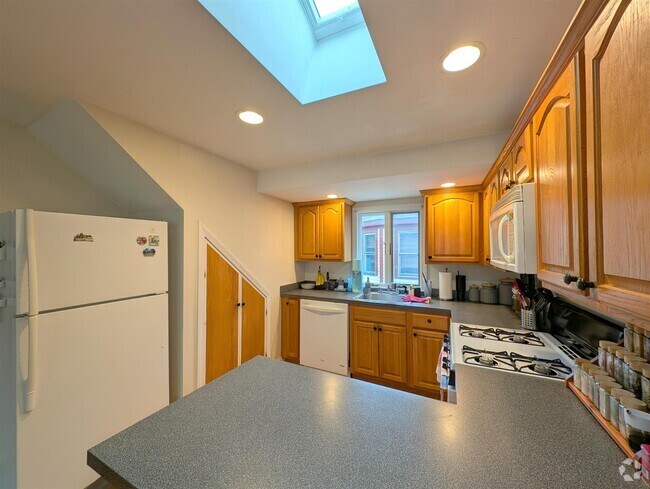 Building Photo - 26 Burnham St Unit 3 Rental