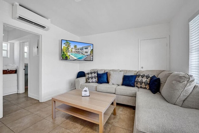 Building Photo - 335 Desoto St