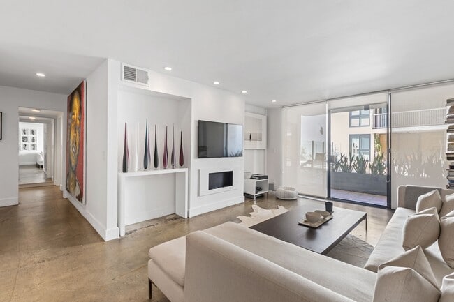 Building Photo - 911 N Kings Rd Unit 107 Rental