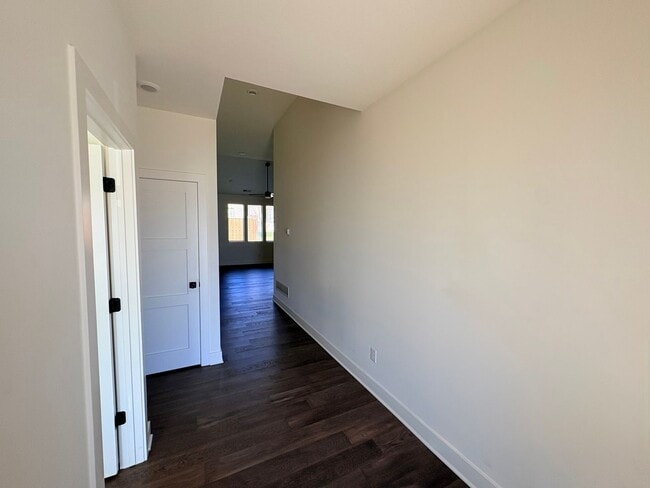 Photo - 104-106 Oakwood Ct