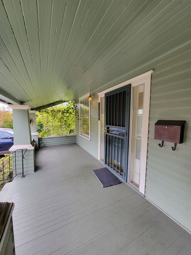 Beautiful 2bedroom house built in 1914 ri... House Rental in