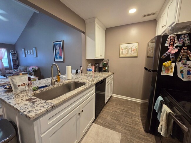 Building Photo - 2 bedroom close to Five Points!