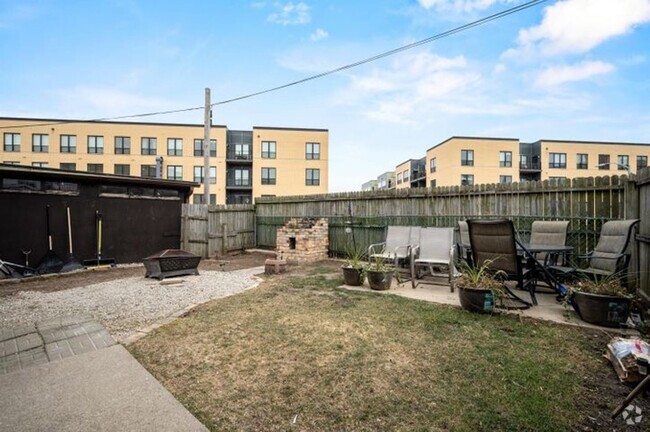 Building Photo - 716-716A-718 E Pearson St Unit 718 E Pearson St Rental