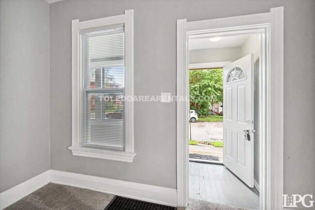 Photo - 365 Burger St