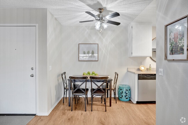 2BR, 2BA - 796SF - Dining Area