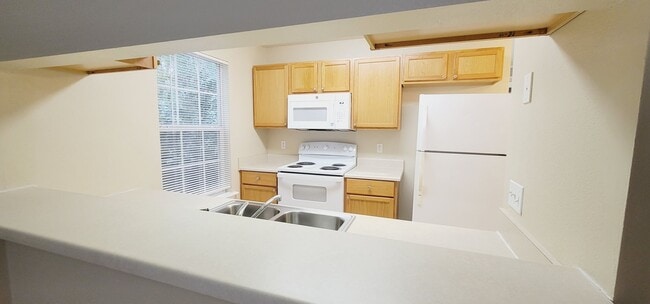 Photo - LOVELY NW 3/3 End Unit w/ Washer/Dryer, Open Kitchen w/ Bar, & More! $1500/month Avail June 1st! Unit 601