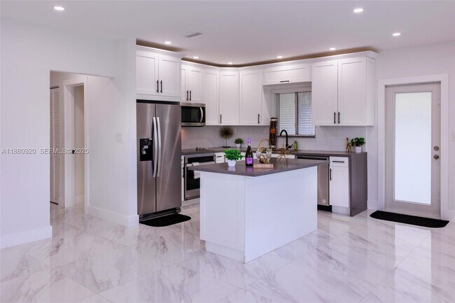 Photo - 320 NE 172nd St