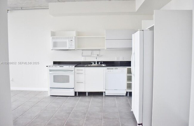 Photo - 690 SW 1st Ct Unidad 2325