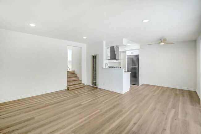 Photo - 1121 California Ave, North of Wilshire in ...