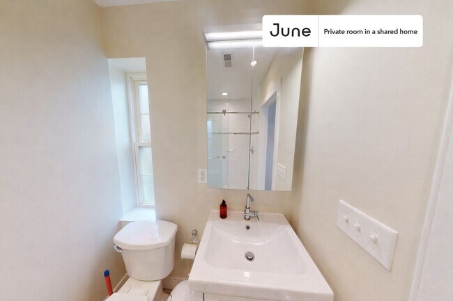 Room in Shared 3 bed/3 bath home in Capitol Hill