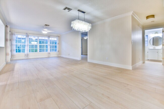 Photo - 226 Moccasin Trl W