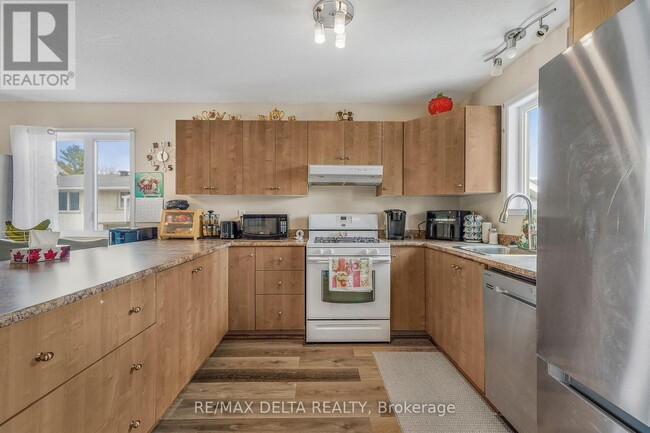 Photo - 786 Lawrence St