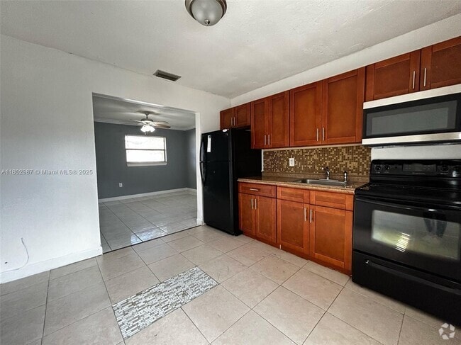 Building Photo - 2401 NW 15th St Unit 1 Rental